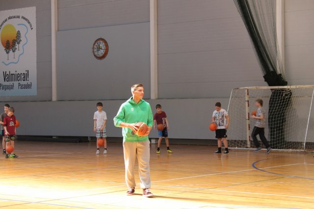 BK Valmiera basketbolisti viesojas skolā